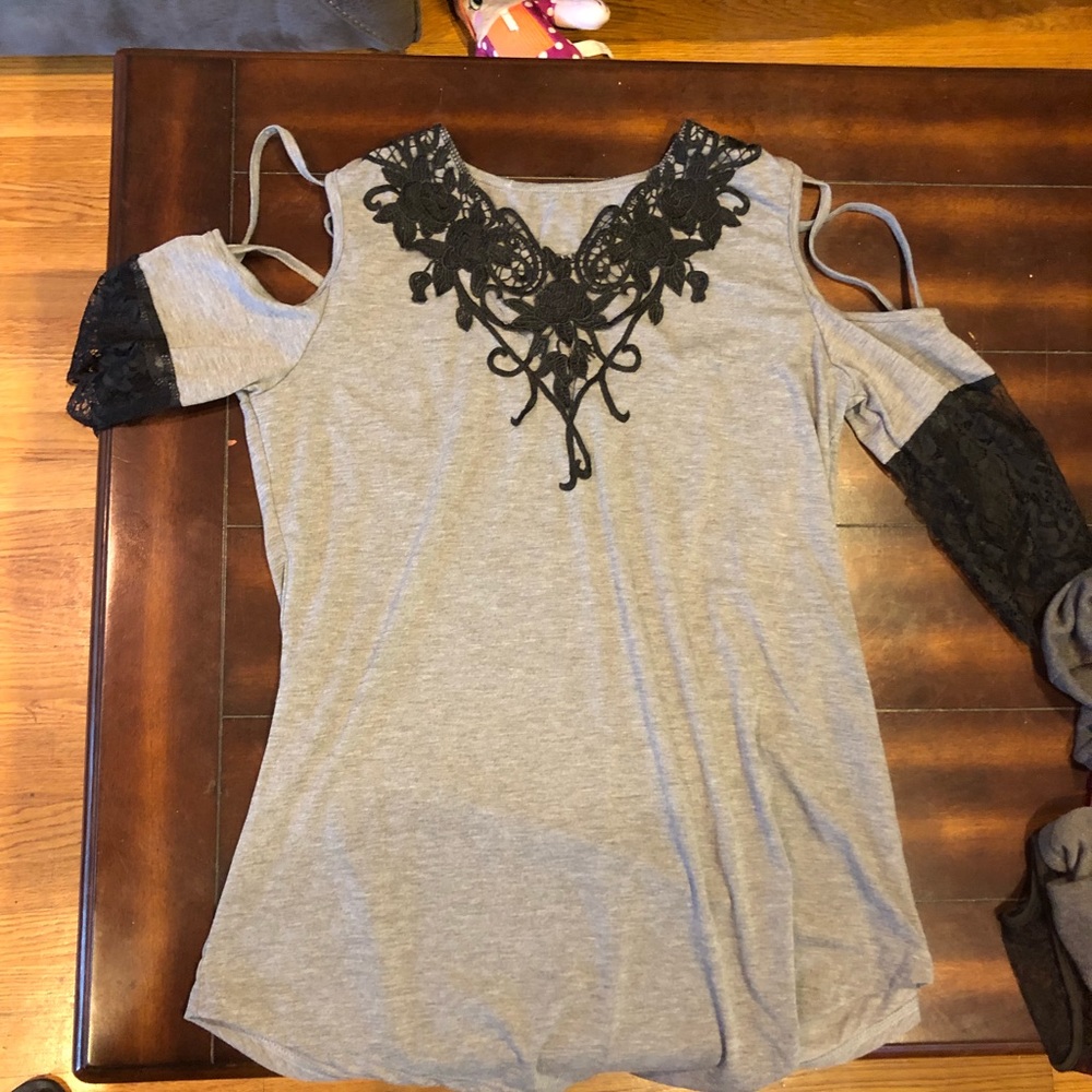 Cute clod shoulder with lace sleeve